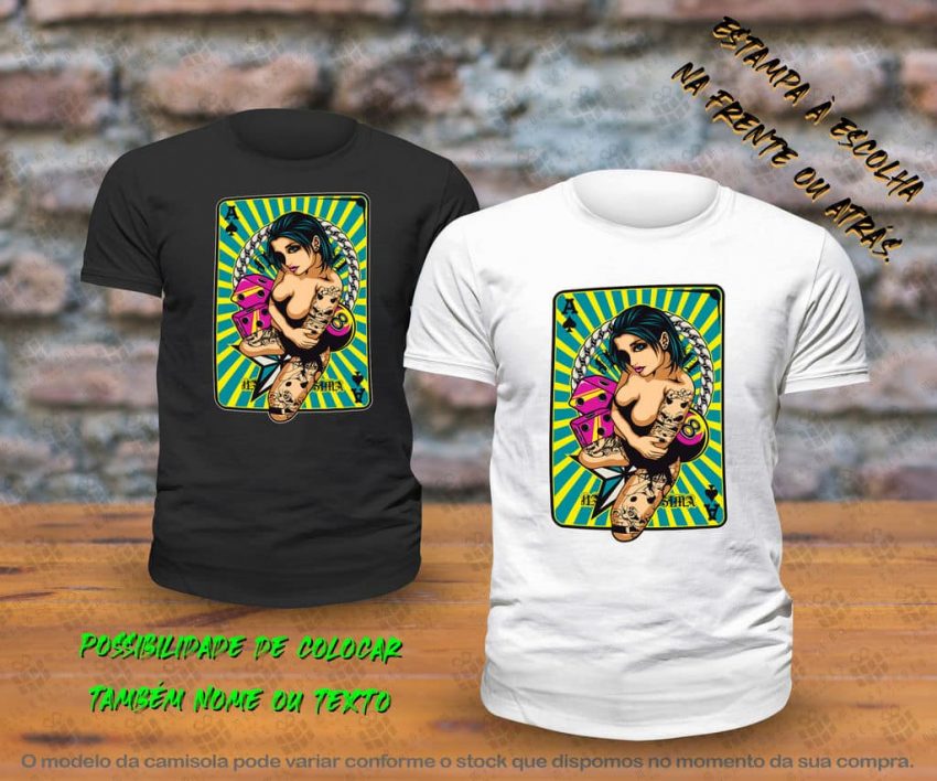 T-Shirt - Mulher com carta e dados